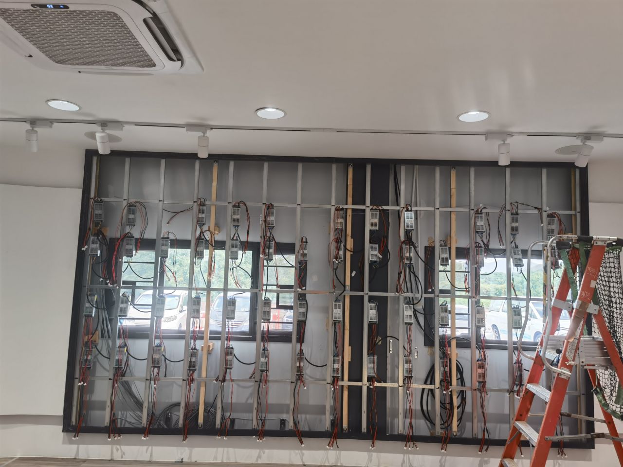 香港元朗区P1.25全彩屏会议室4.87米X2.50米安装