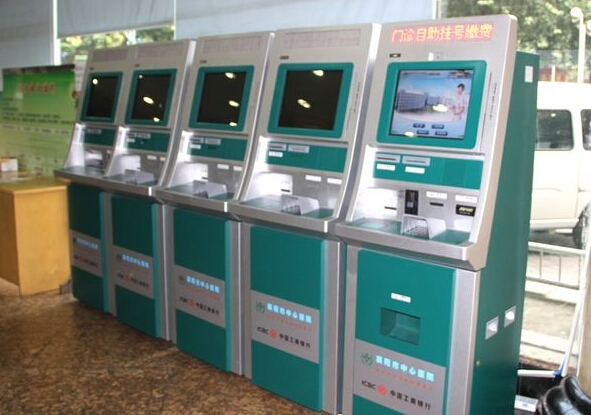 医院门口触摸查询机案例图