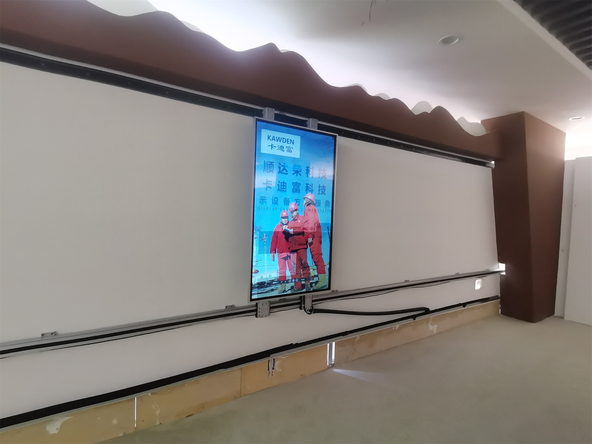 7.7米滑轨屏55寸触摸一体机