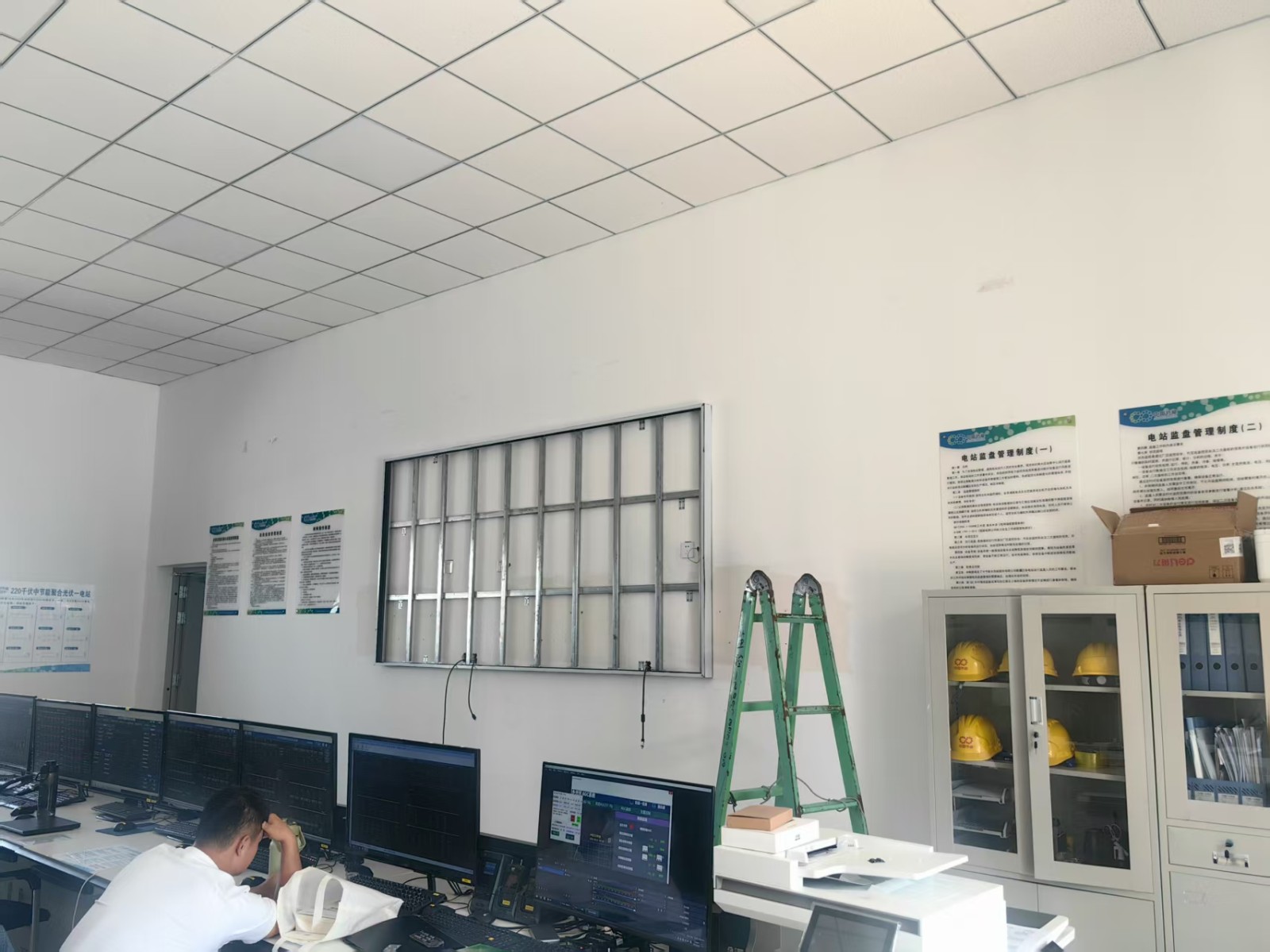 伊泰伊犁能源监控中心P2.5LED显示屏安装 伊泰伊犁能源监控中心P2.5LED显示屏安装